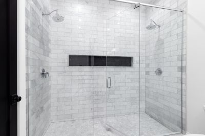 Large-Scale Walk-in Shower with Dual Showerheads